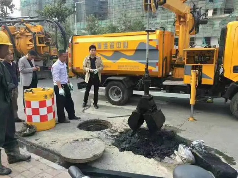 公安街道：网格员化身“清道夫”，为民解忧疏通“堵心”化粪池