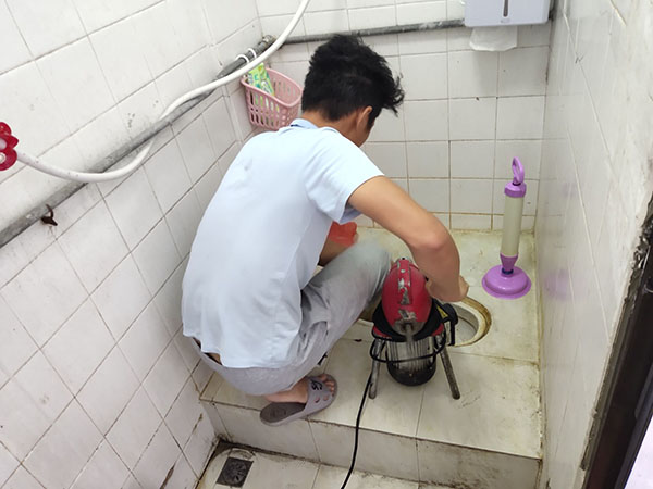 公安肥皂掉到马桶里把马桶堵住了怎么办？马桶堵住了怎么办
