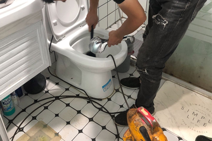 公安马桶堵塞自己疏通还是找师傅?专业上门服务让你省时更省心